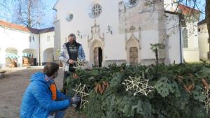 Adventni venec je okrašen